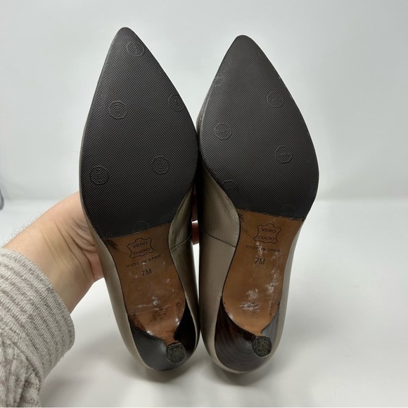 Donald J Pliner Gold Bronze Leather Classic Dress Pumps Size 7 Pointed Toe - Picture 8 of 12
